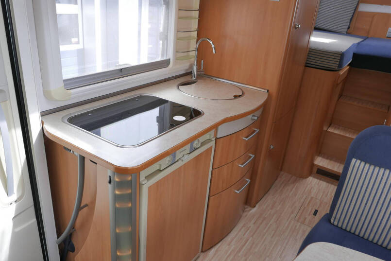 Hymer B 674 SL | AL-KO Maxi | Levelsysteem | Enkele bedden | Hefbed | Vlakke vloer | 24