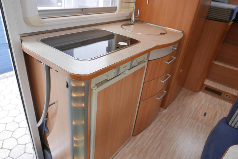 Hymer B 674 SL | AL-KO Maxi | Levelsysteem | Enkele bedden | Hefbed | Vlakke vloer | 25