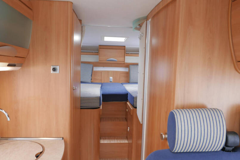 Hymer B 674 SL | AL-KO Maxi | Levelsysteem | Enkele bedden | Hefbed | Vlakke vloer | 26