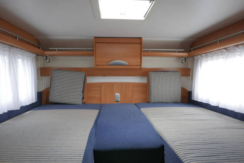 Hymer B 674 SL | AL-KO Maxi | Levelsysteem | Enkele bedden | Hefbed | Vlakke vloer | 27