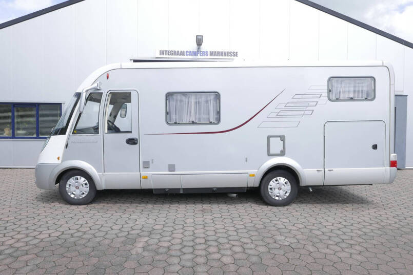 Hymer B 674 SL | AL-KO Maxi | Levelsysteem | Enkele bedden | Hefbed | Vlakke vloer | 2