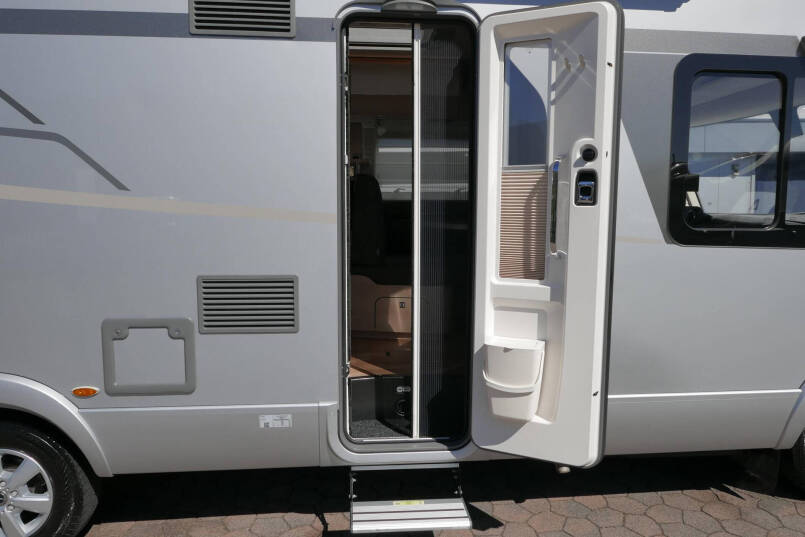 Hymer BMC-I 680 | Mercedes | 9G Automaat | Crystal-zilver metallic | Enkele bedden | 11