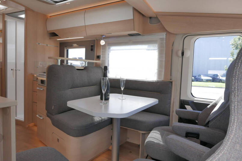 Hymer BMC-I 680 | Mercedes | 9G Automaat | Crystal-zilver metallic | Enkele bedden | 25