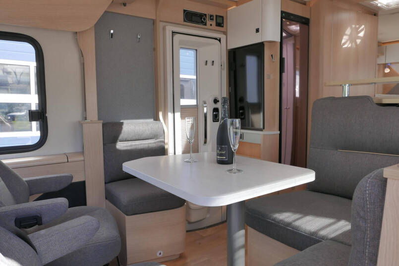 Hymer BMC-I 680 | Mercedes | 9G Automaat | Crystal-zilver metallic | Enkele bedden | 26