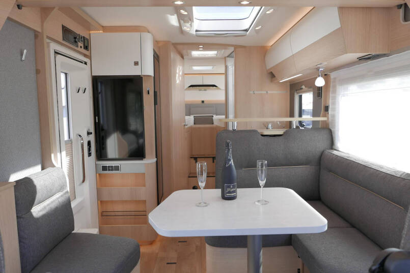 Hymer BMC-I 680 | Mercedes | 9G Automaat | Crystal-zilver metallic | Enkele bedden | 27