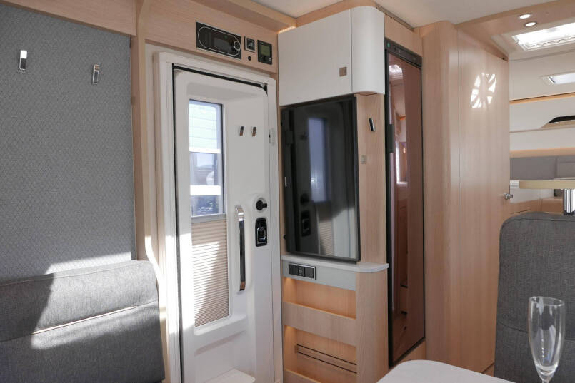 Hymer BMC-I 680 | Mercedes | 9G Automaat | Crystal-zilver metallic | Enkele bedden | 29