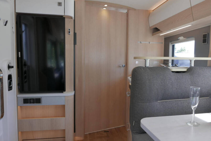 Hymer BMC-I 680 | Mercedes | 9G Automaat | Crystal-zilver metallic | Enkele bedden | 31