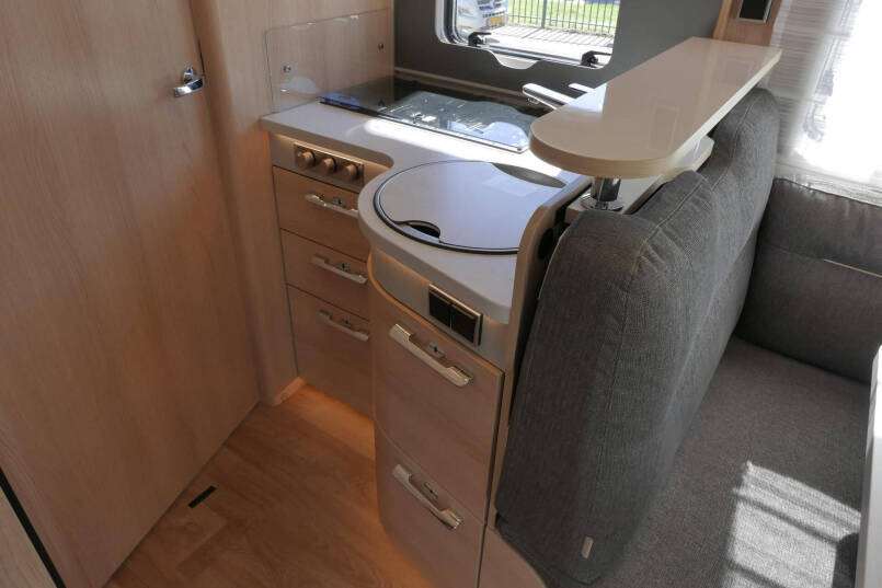 Hymer BMC-I 680 | Mercedes | 9G Automaat | Crystal-zilver metallic | Enkele bedden | 32