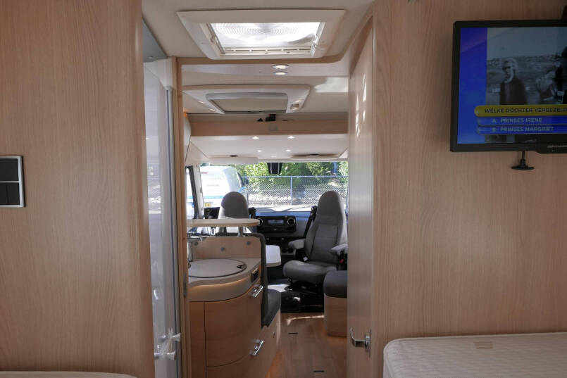 Hymer BMC-I 680 | Mercedes | 9G Automaat | Crystal-zilver metallic | Enkele bedden | 47