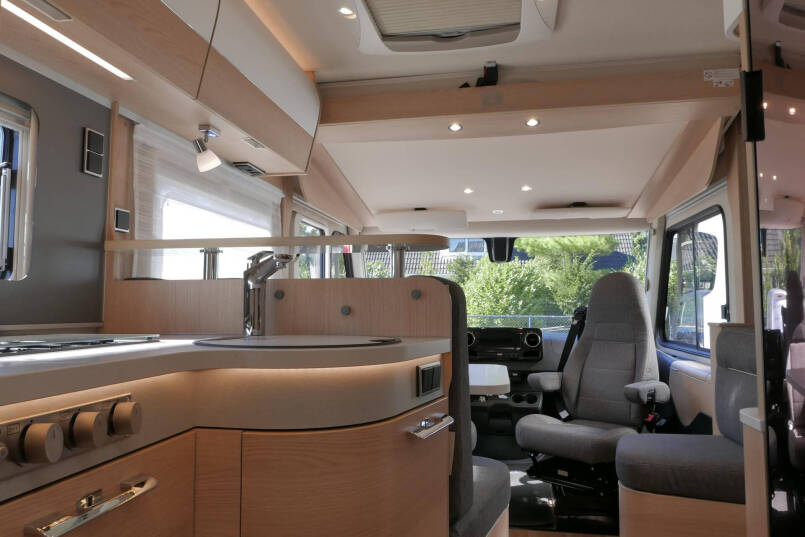 Hymer BMC-I 680 | Mercedes | 9G Automaat | Crystal-zilver metallic | Enkele bedden | 52