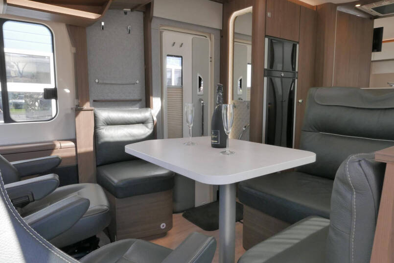 Hymer BML I 780 MasterLine 9G Automaat, Crystal Silver, Levelsysteem 24