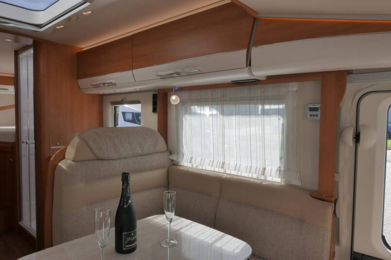 Hymer B 678 DL Dynamic Line | 180 pk | Automaat | Levelsysteem | 2x TV | Zilver metallic | 30