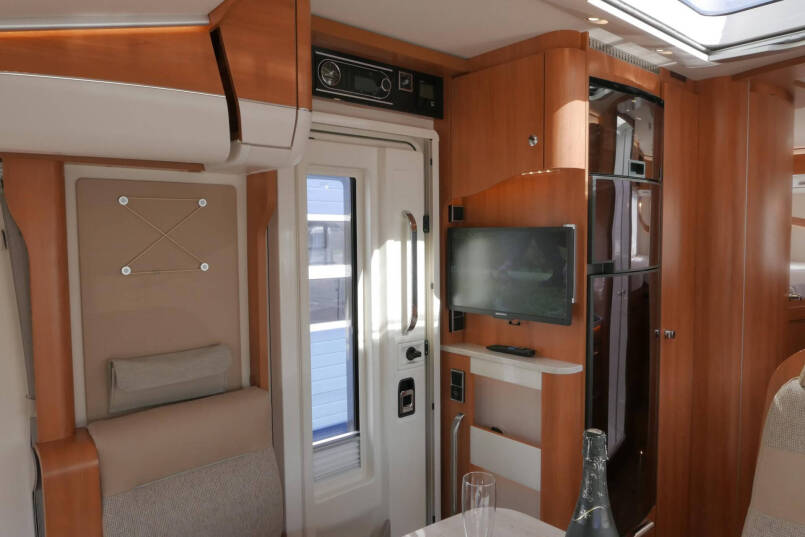 Hymer B 678 DL Dynamic Line | 180 pk | Automaat | Levelsysteem | 2x TV | Zilver metallic | 31