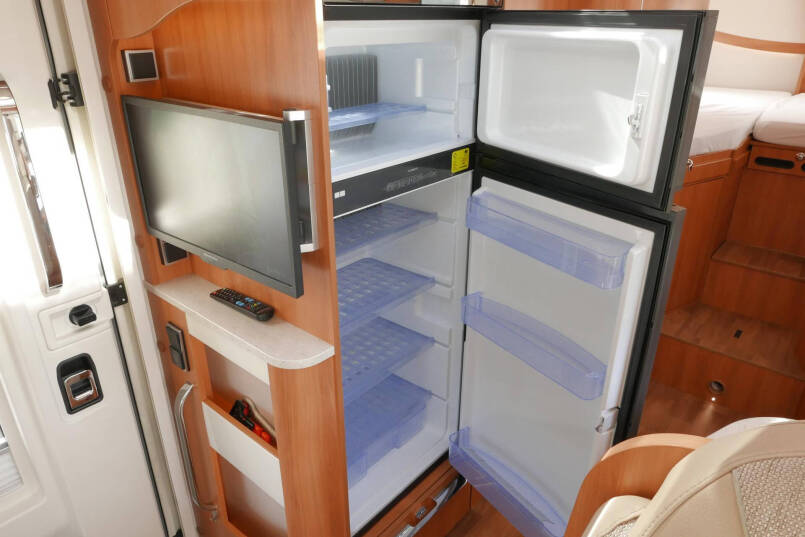 Hymer B 678 DL Dynamic Line | 180 pk | Automaat | Levelsysteem | 2x TV | Zilver metallic | 32