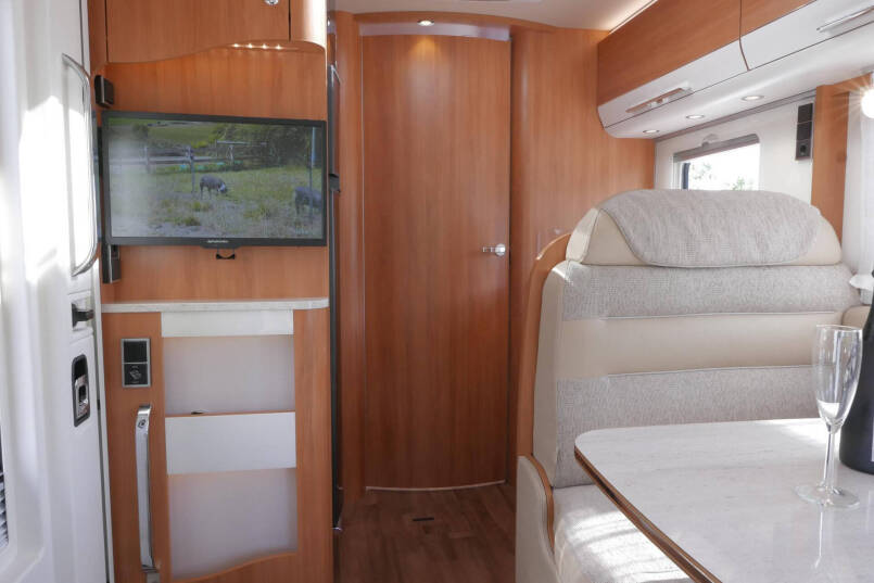 Hymer B 678 DL Dynamic Line | 180 pk | Automaat | Levelsysteem | 2x TV | Zilver metallic | 37