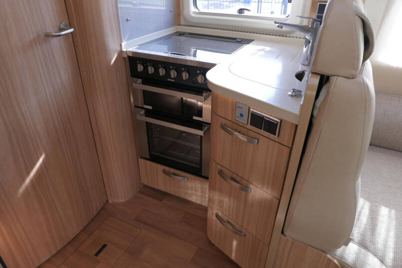 Hymer T 704 SL | 3.0 Automaat | Vlakke vloer | Enkele bedden | 35