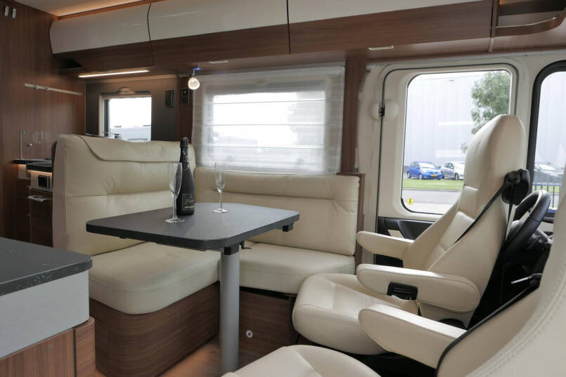 Hymer B MC-I 680 ModernComfort | 9G Automaat | bovenkastjes | Enkele bedden | 21