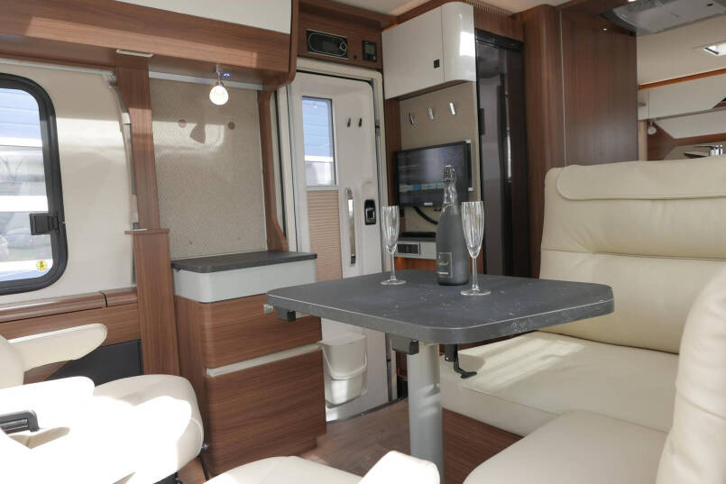 Hymer B MC-I 680 ModernComfort | 9G Automaat | bovenkastjes | Enkele bedden | 22