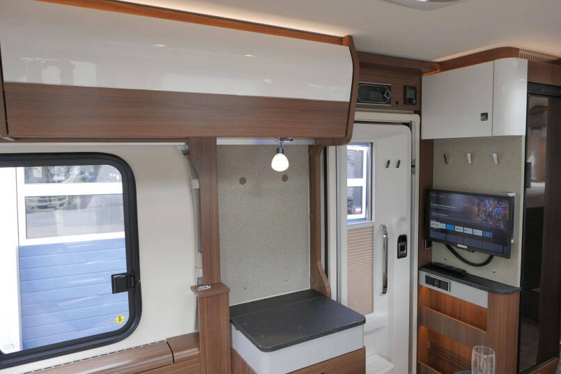 Hymer B MC-I 680 ModernComfort | 9G Automaat | bovenkastjes | Enkele bedden | 25