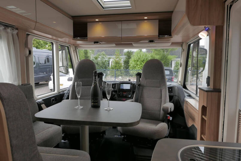 Hymer Exsis-I 474 | Bovenkastjes | Lithium | 6.64 m | Enkele bedden | 23