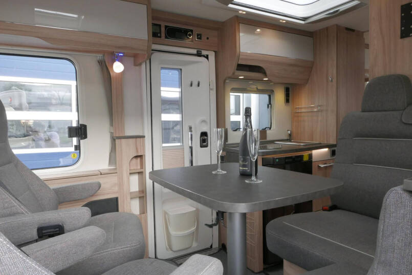 Hymer Exsis-I 474 | Bovenkastjes | Lithium | 6.64 m | Enkele bedden | 26