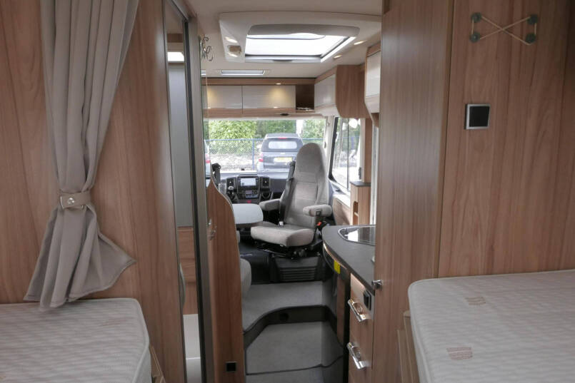 Hymer Exsis-I 474 | Bovenkastjes | Lithium | 6.64 m | Enkele bedden | 39