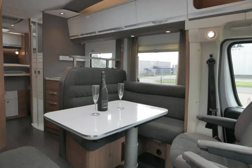 Adria Coral Supreme 670sc | Automaat | Maxi chassis | Lithium | Queensbed | 31