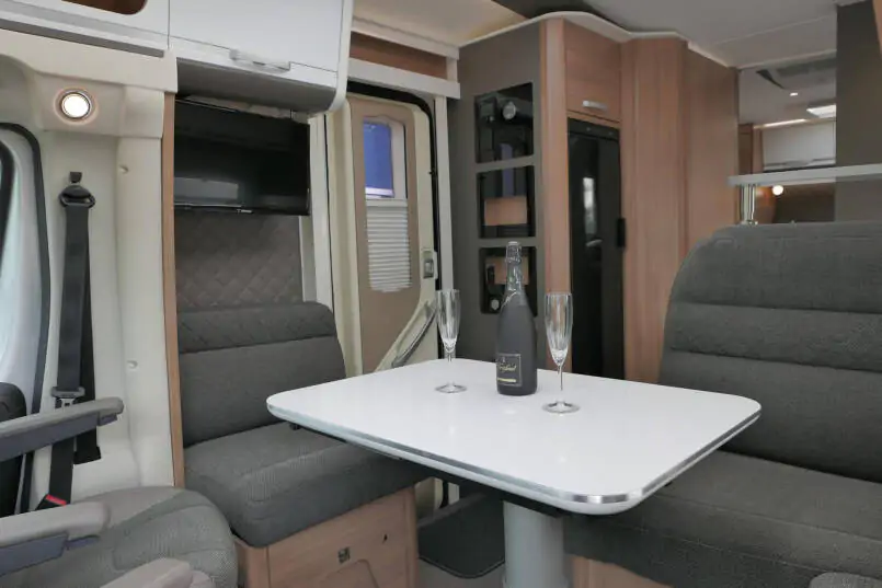 Adria Coral Supreme 670sc | Automaat | Maxi chassis | Lithium | Queensbed | 32