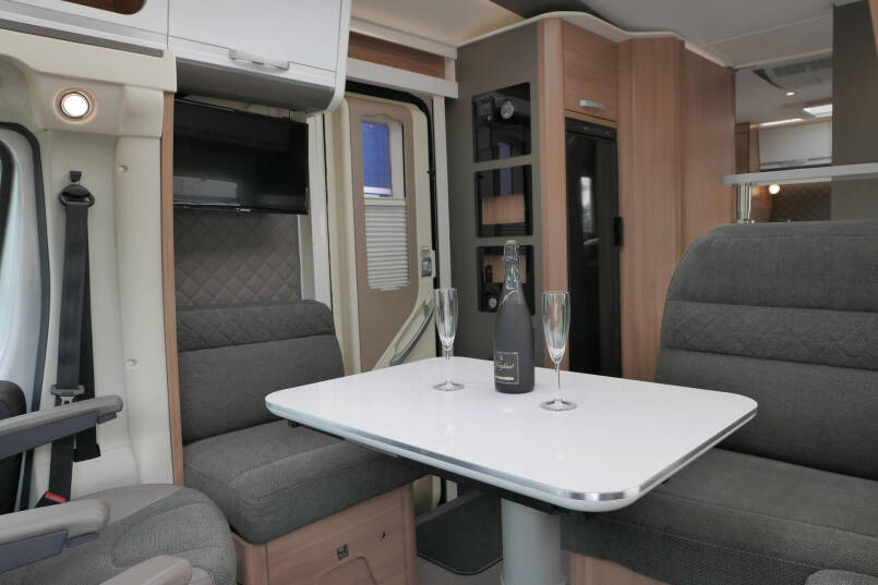 Adria Coral Supreme 670sc | Automaat | Maxi chassis | Lithium | Queensbed | 95