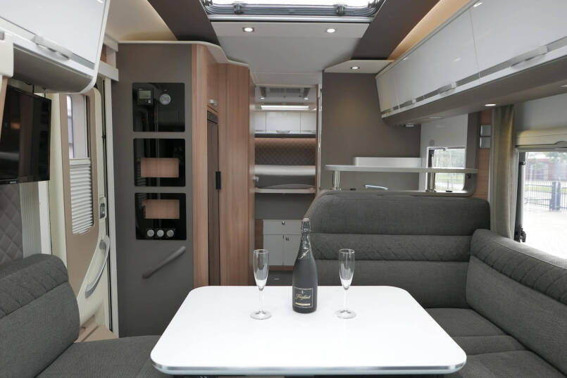 Adria Coral Supreme 670sc | Automaat | Maxi chassis | Lithium | Queensbed | 33