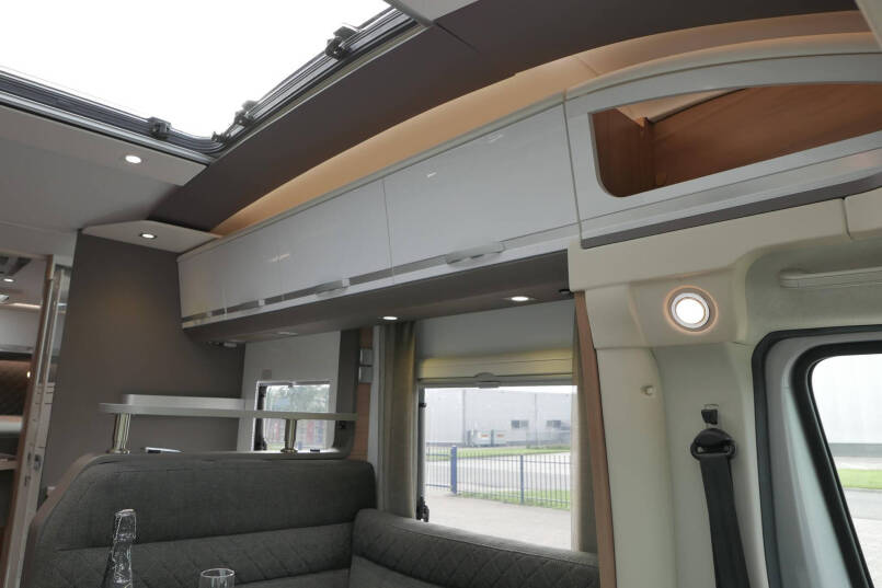Adria Coral Supreme 670sc | Automaat | Maxi chassis | Lithium | Queensbed | 34
