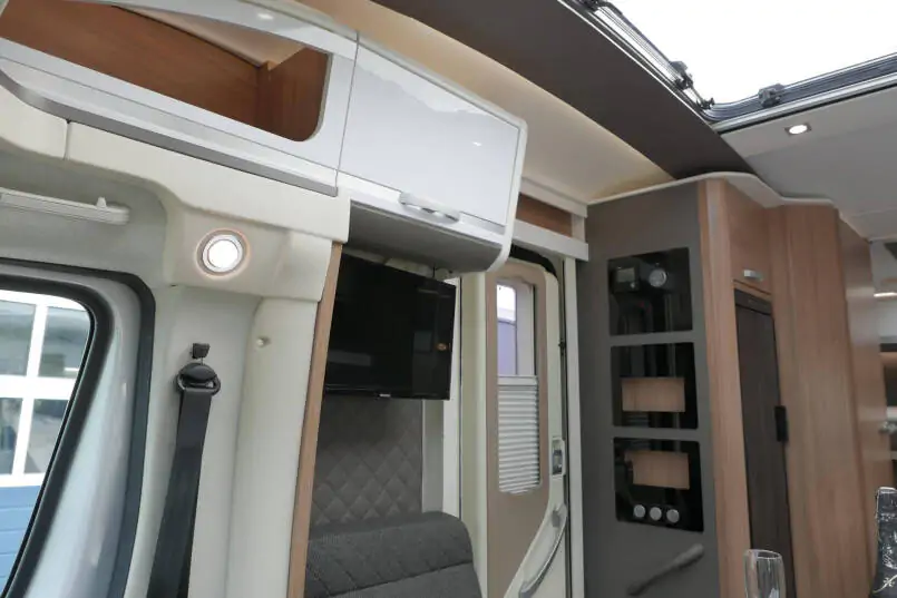 Adria Coral Supreme 670sc | Automaat | Maxi chassis | Lithium | Queensbed | 35