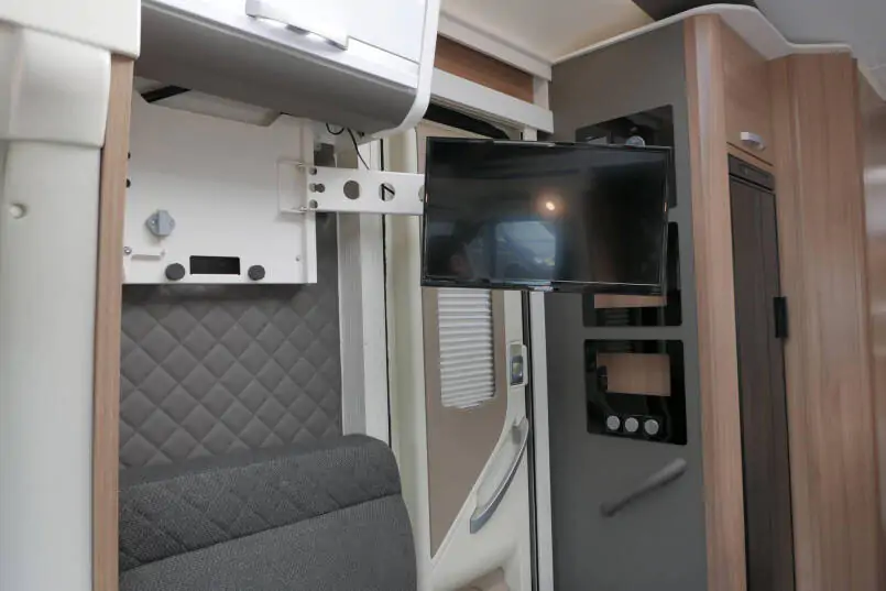 Adria Coral Supreme 670sc | Automaat | Maxi chassis | Lithium | Queensbed | 36