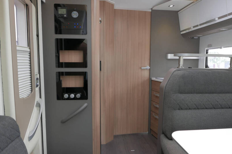 Adria Coral Supreme 670sc | Automaat | Maxi chassis | Lithium | Queensbed | 39