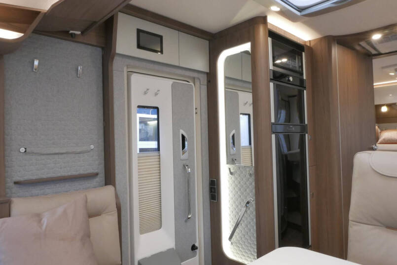 Hymer B ML-I 790 MasterLine | Queensbed | 5 Persoons | Levelsysteem | Lithium | 2023 | 32