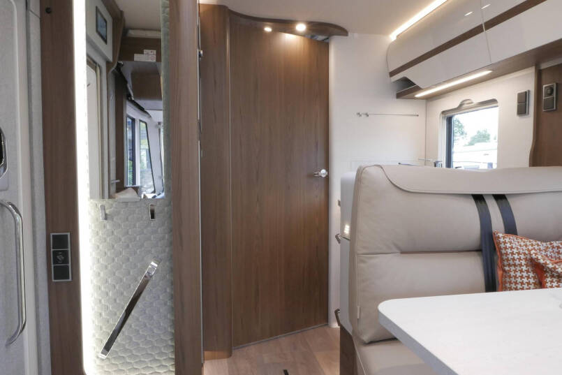 Hymer B ML-I 790 MasterLine | Queensbed | 5 Persoons | Levelsysteem | Lithium | 2023 | 35