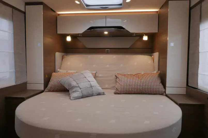 Hymer B ML-I 790 MasterLine | Queensbed | 5 Persoons | Levelsysteem | Lithium | 2023 | 107