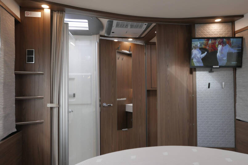 Hymer B ML-I 790 MasterLine | Queensbed | 5 Persoons | Levelsysteem | Lithium | 2023 | 52