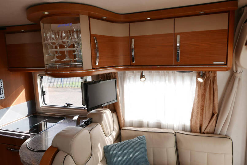 Hymer B 694 SL | 3.0 Automaat | Élégance zilver |  Grote garage | 23