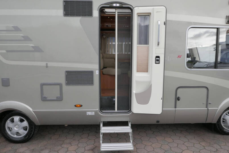 Hymer B 690 StarLine | V6 Mercedes | Queensbed | Levelsysteem | 1e NL eigenaar | 18