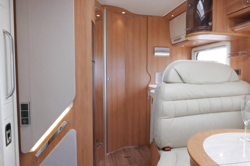 Hymer B 690 StarLine | V6 Mercedes | Queensbed | Levelsysteem | 1e NL eigenaar | 37