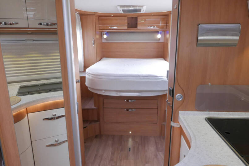 Hymer B 690 StarLine | V6 Mercedes | Queensbed | Levelsysteem | 1e NL eigenaar | 42