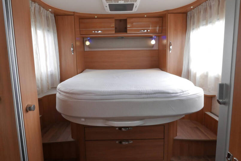 Hymer B 690 StarLine | V6 Mercedes | Queensbed | Levelsysteem | 1e NL eigenaar | 43