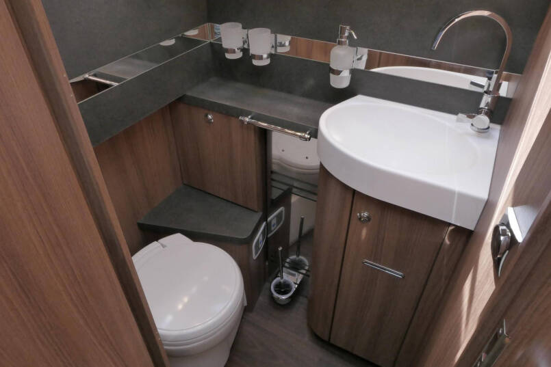 Carthago Chic S-Plus I 50 LE | Iveco| Silverline | Bovenkastjes | Luchtvering | Levelsysteem 74