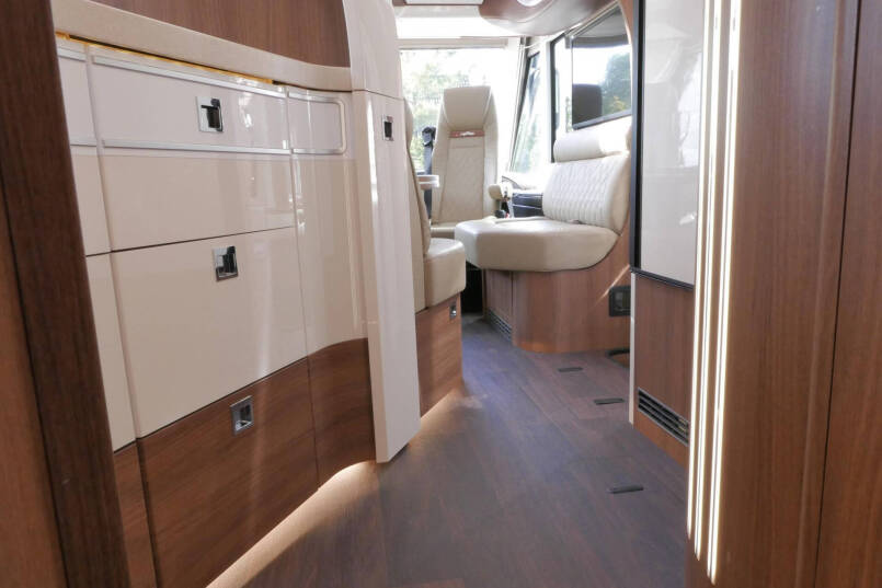 Carthago Chic S-Plus I 50 LE | Iveco| Silverline | Bovenkastjes | Luchtvering | Levelsysteem 79