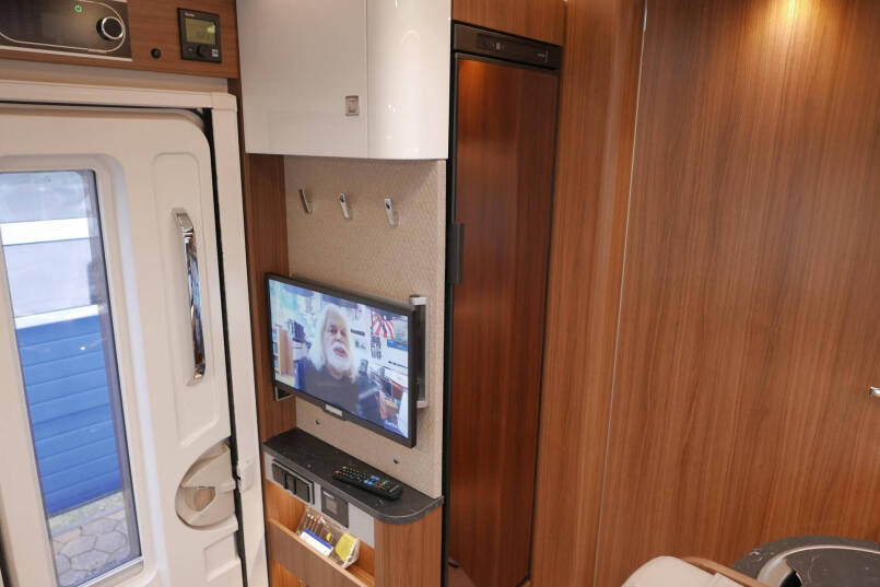 Hymer B MC-I 690 9G Automaat | Queensbed | Levelsysteem | Dakairco | 32