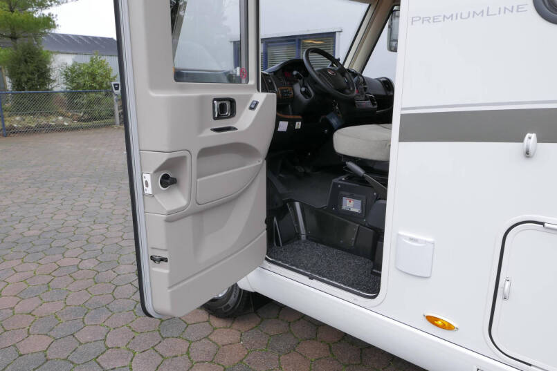 Hymer B 588 PL PremiumLine | Automaat | Levelsysteem | Enkele bedden | Airco | 18