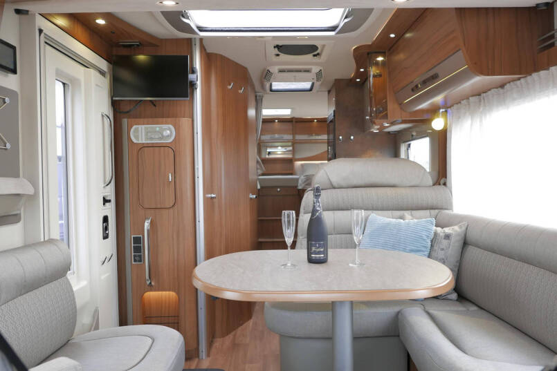 Hymer B 588 PL PremiumLine | Automaat | Levelsysteem | Enkele bedden | Airco | 27