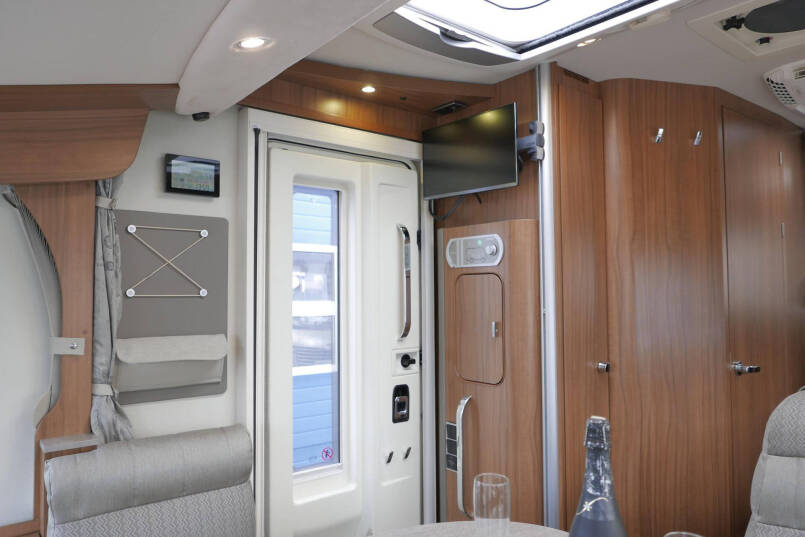 Hymer B 588 PL PremiumLine | Automaat | Levelsysteem | Enkele bedden | Airco | 29