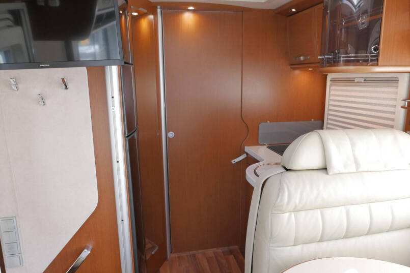 Hymer B 678 | Automaat 177 pk | Vol luchtvering | Bovenkastjes | Lithium | Levelsysteem 48